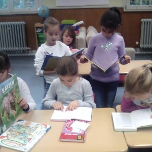 Der Besuch der Klasse 2 a in Bücherei in der Waldstadt