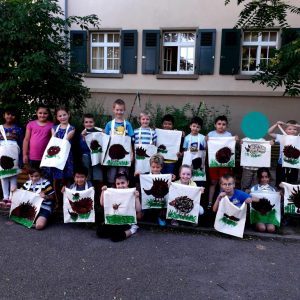 Die Klasse 1a zaubert aus weißen Beuteln Igel-Taschen!