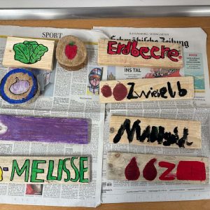 Neubepflanzung des Schulgartens durch die Klasse 3b im Rahmen eines Projektes