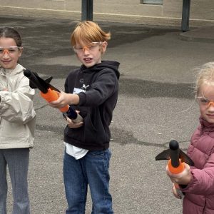 Raketen-Workshop in der Klasse 1b